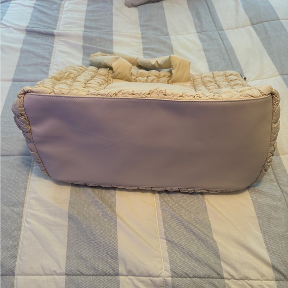 A New Day duffle bag with cross body strap barely used smoke and pet free - Picture 3 of 6